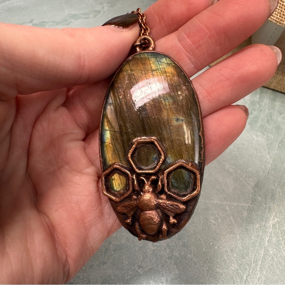 Copper Bee on Large Oval Labradorite Stone Pendant Long Necklace - Picture 4 of 8